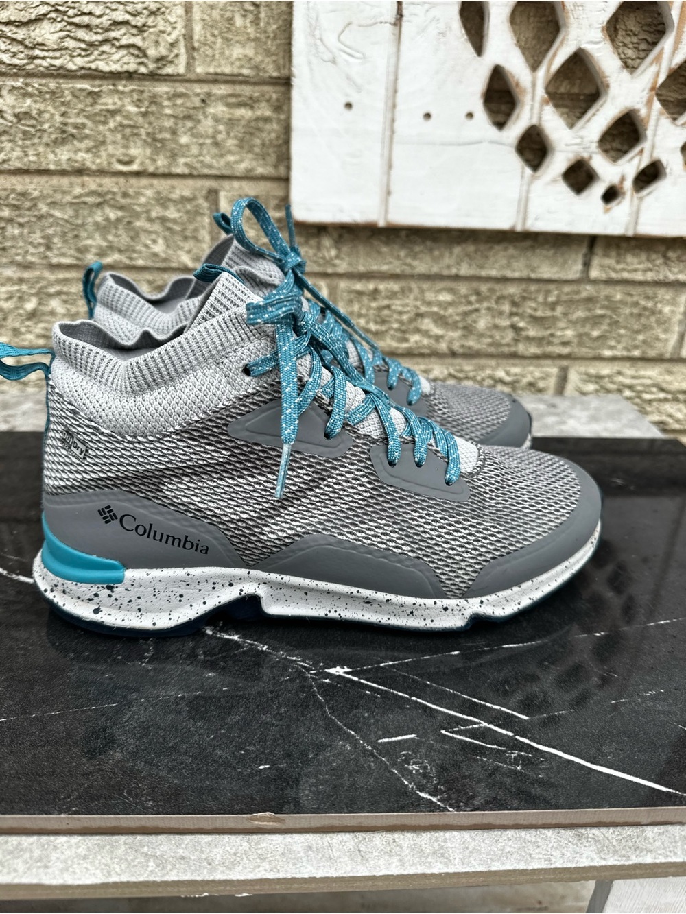 Columbia  Vitesse Gray & Teal Mid-Top Knit Trail Sneakers size 7.5 waterproof